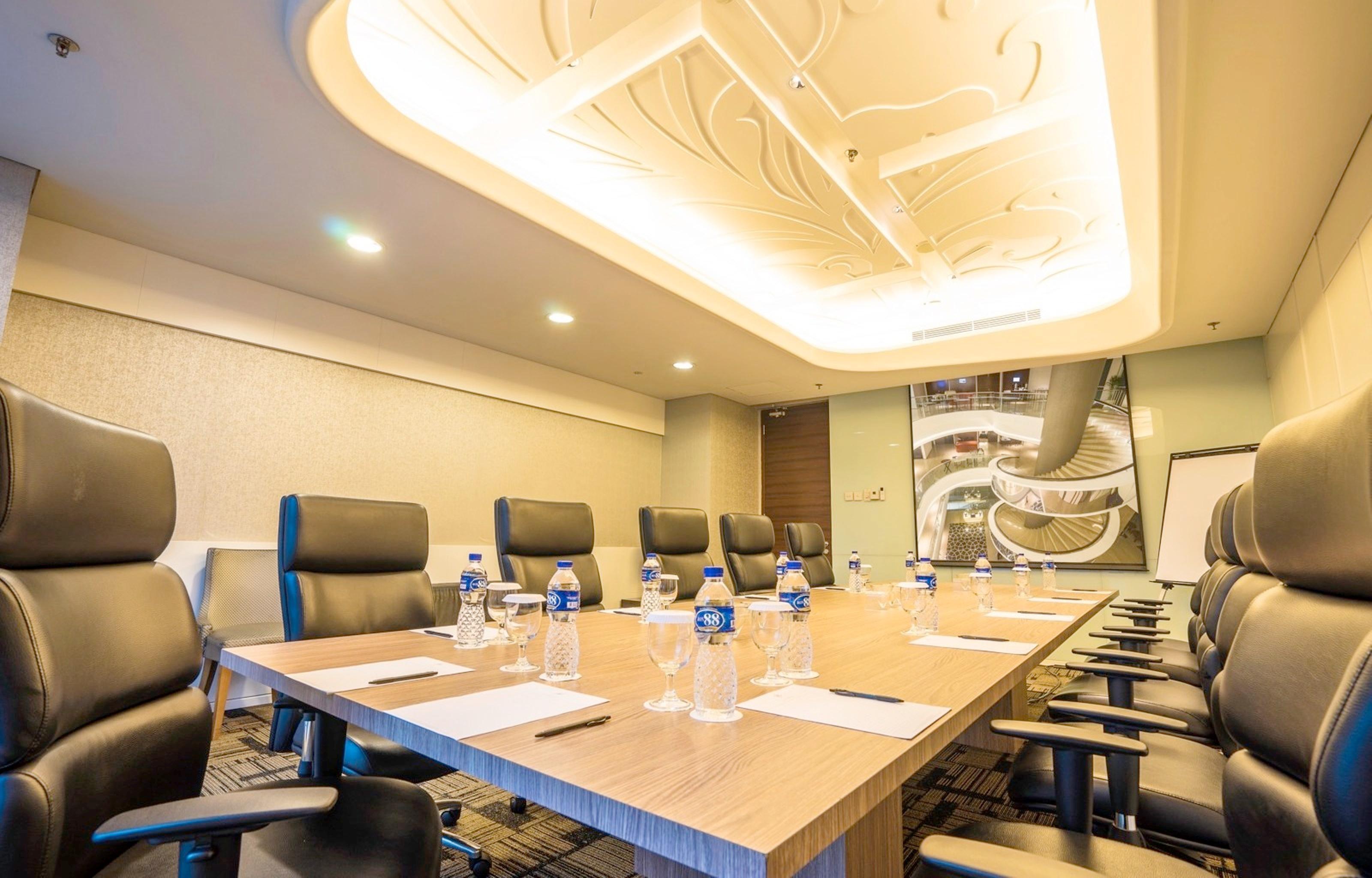 Js Luwansa Hotel & Convention Center Джакарта Екстериор снимка