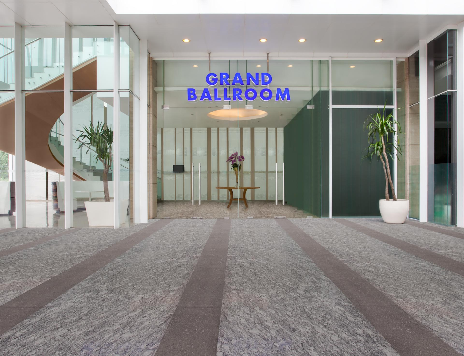 Js Luwansa Hotel & Convention Center Джакарта Екстериор снимка