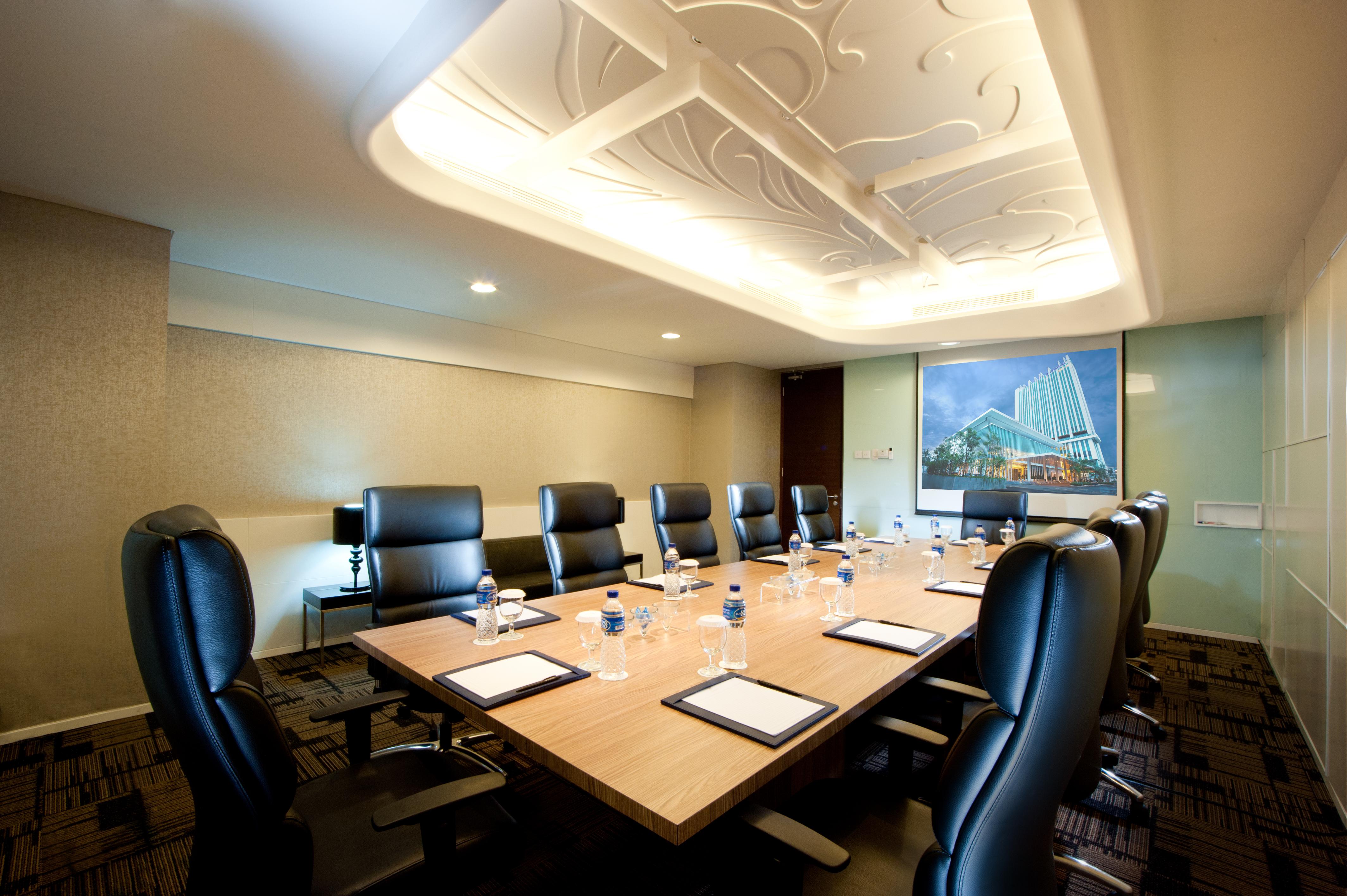 Js Luwansa Hotel & Convention Center Джакарта Екстериор снимка