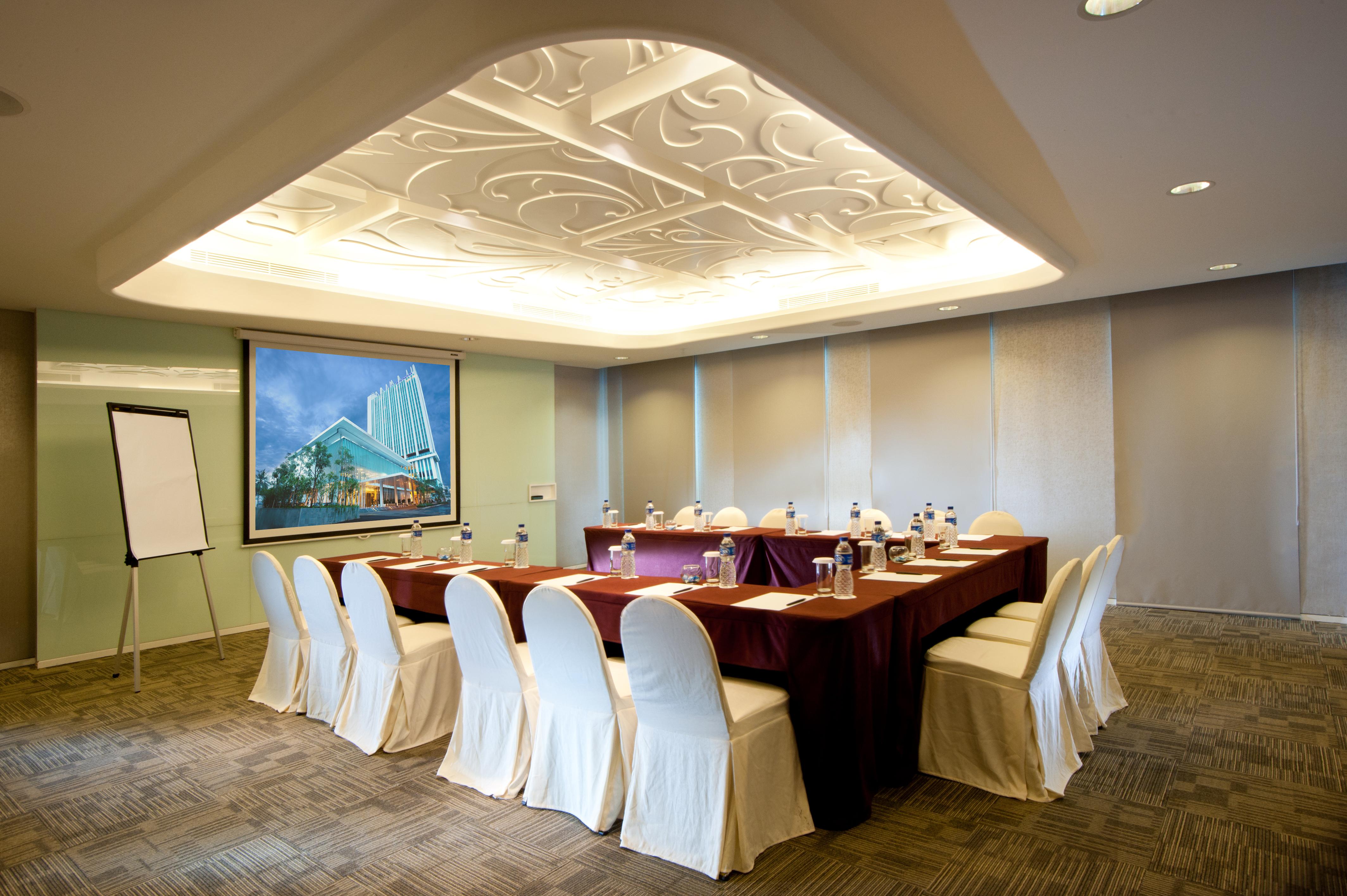 Js Luwansa Hotel & Convention Center Джакарта Екстериор снимка
