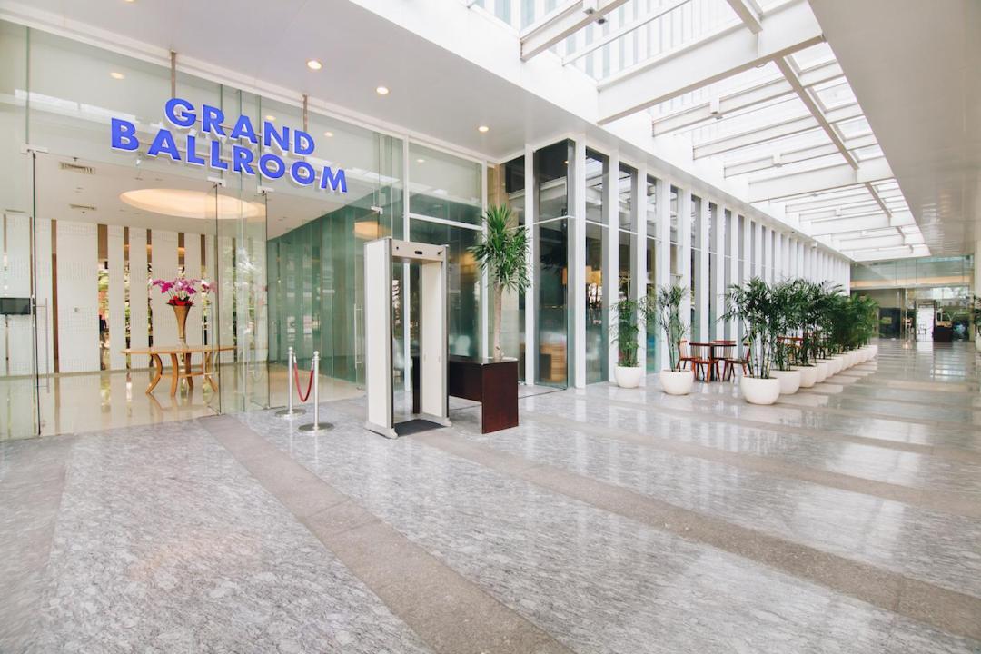 Js Luwansa Hotel & Convention Center Джакарта Екстериор снимка