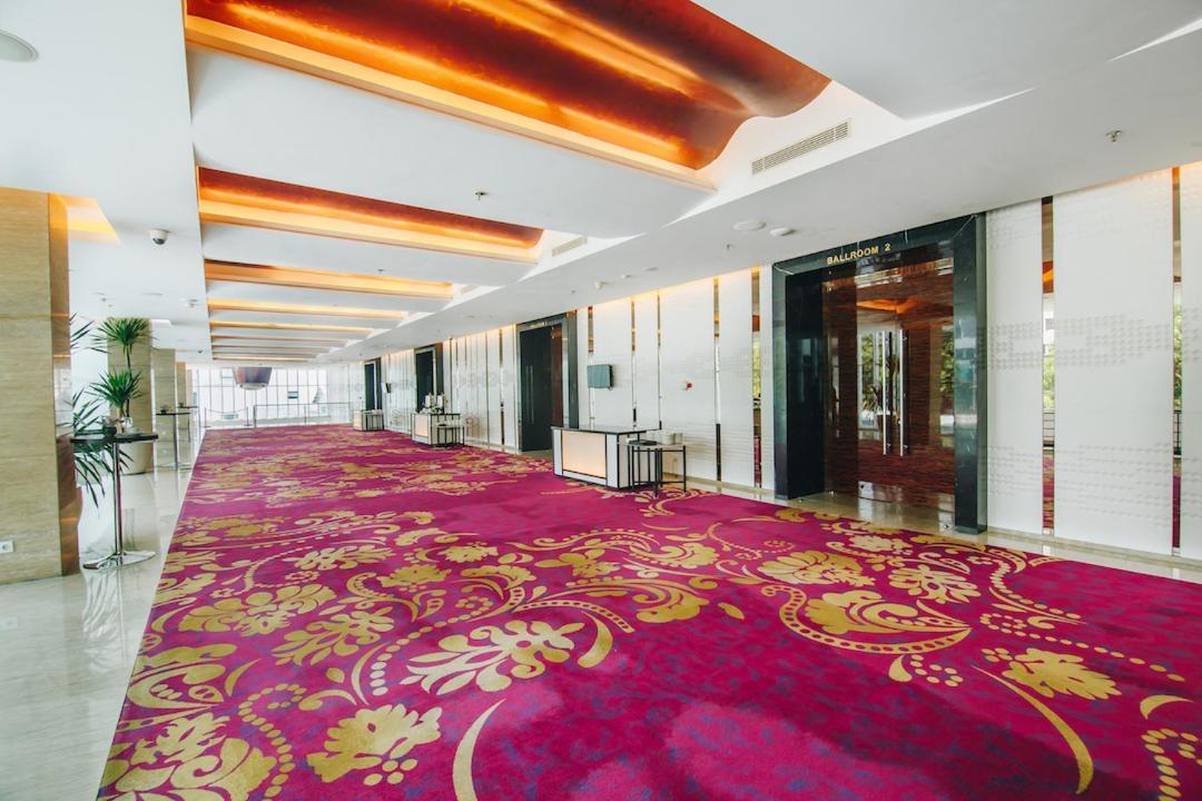 Js Luwansa Hotel & Convention Center Джакарта Екстериор снимка