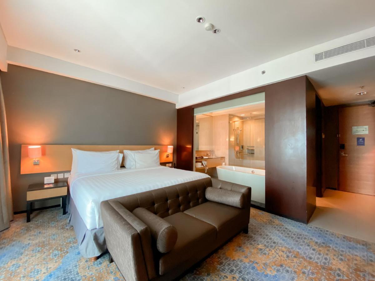 Js Luwansa Hotel & Convention Center Джакарта Екстериор снимка
