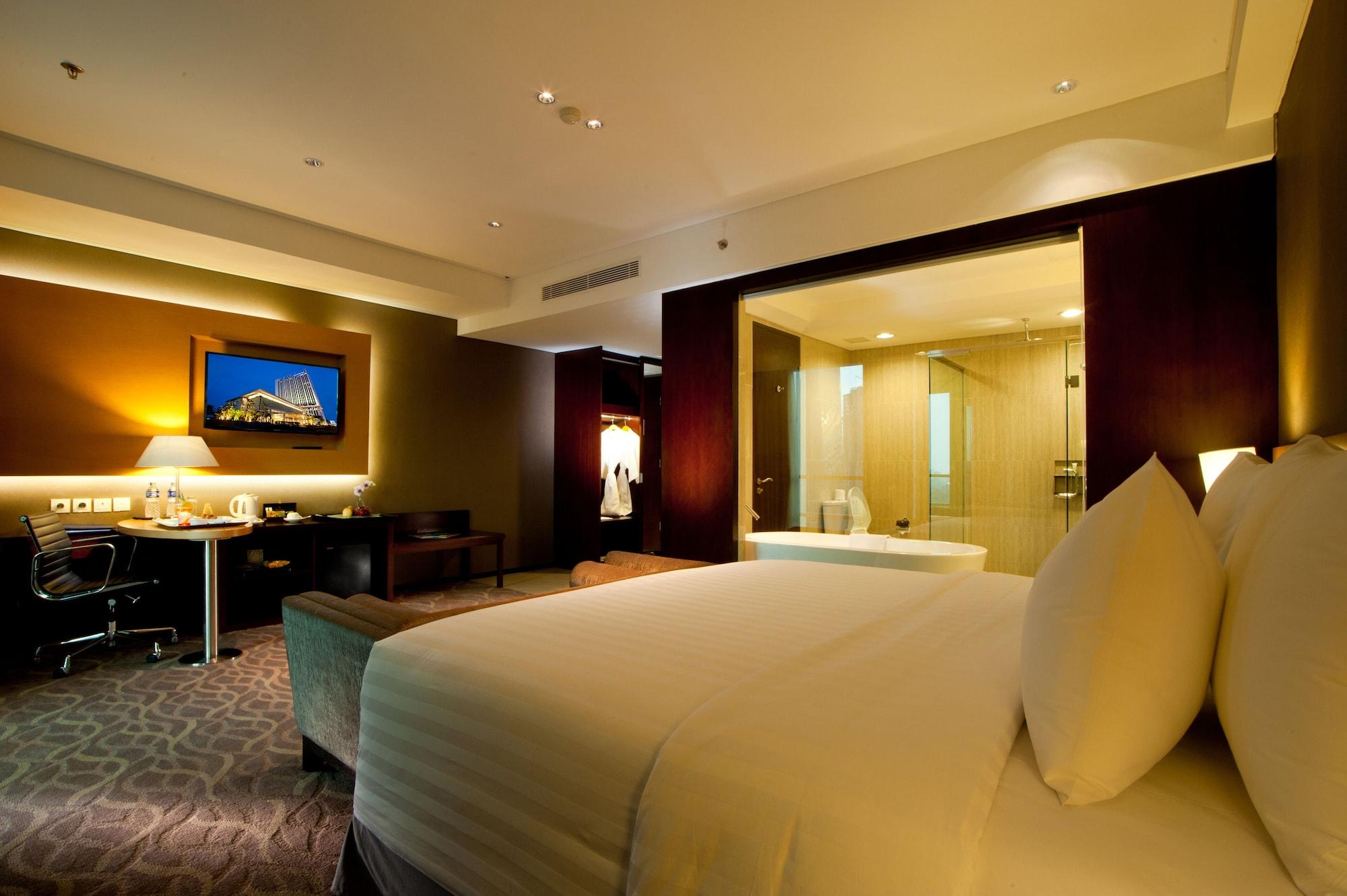 Js Luwansa Hotel & Convention Center Джакарта Екстериор снимка