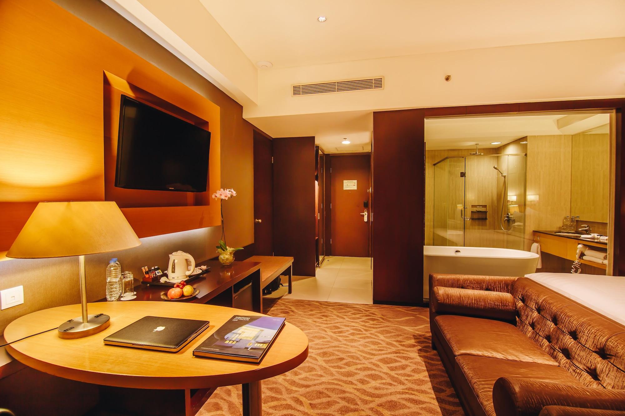 Js Luwansa Hotel & Convention Center Джакарта Екстериор снимка