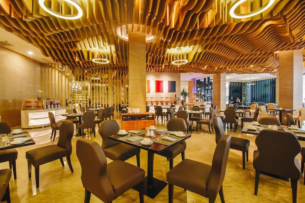 Js Luwansa Hotel & Convention Center Джакарта Екстериор снимка
