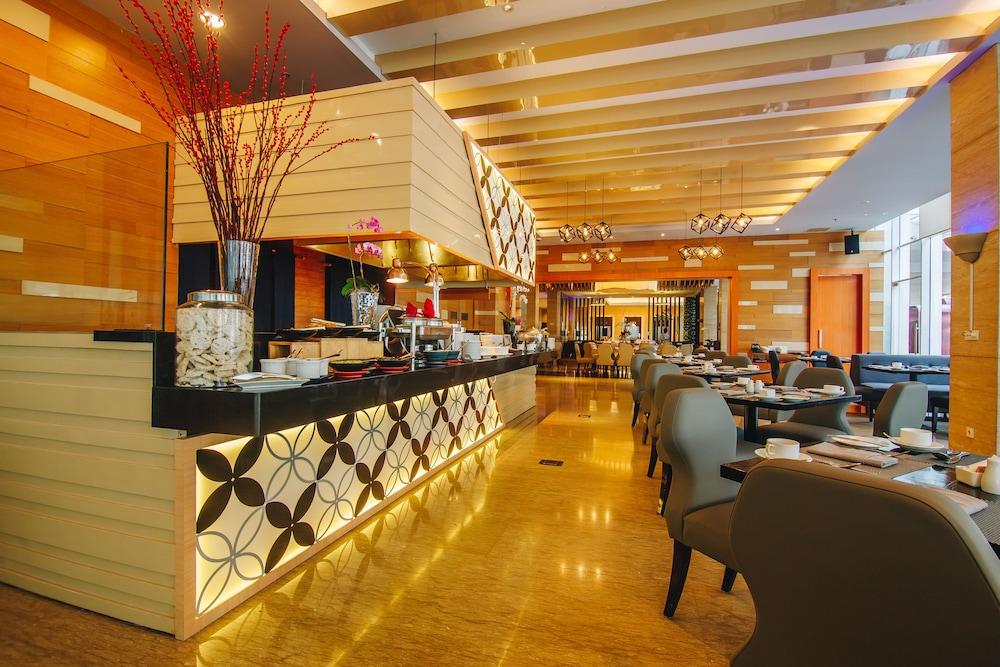 Js Luwansa Hotel & Convention Center Джакарта Екстериор снимка