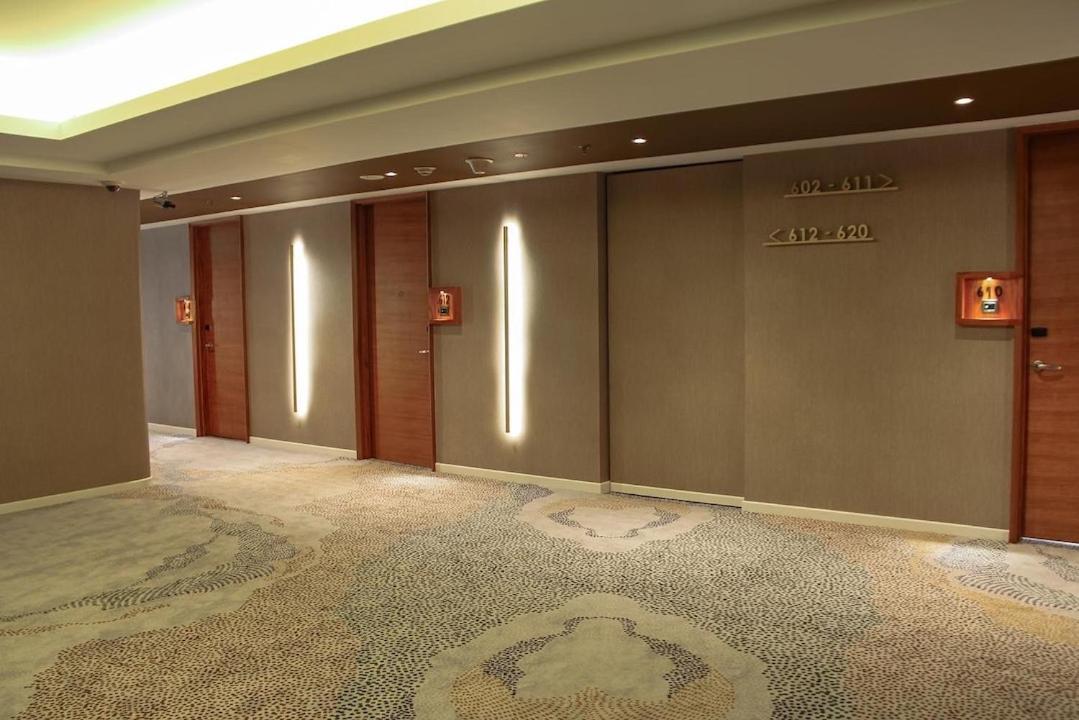 Js Luwansa Hotel & Convention Center Джакарта Екстериор снимка