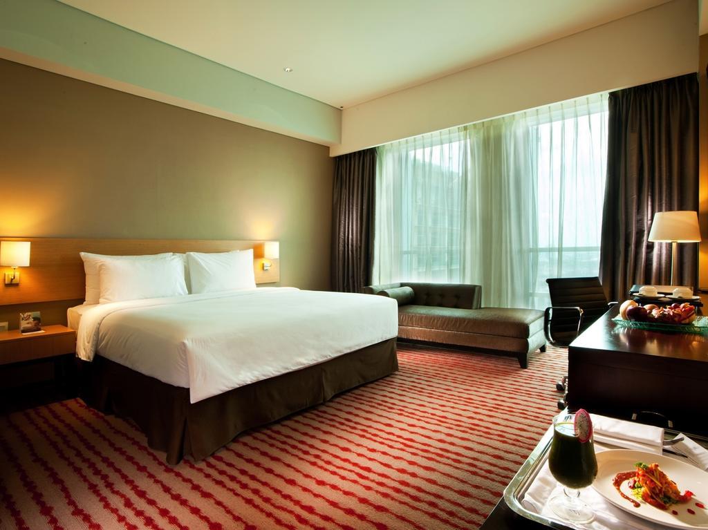 Js Luwansa Hotel & Convention Center Джакарта Екстериор снимка